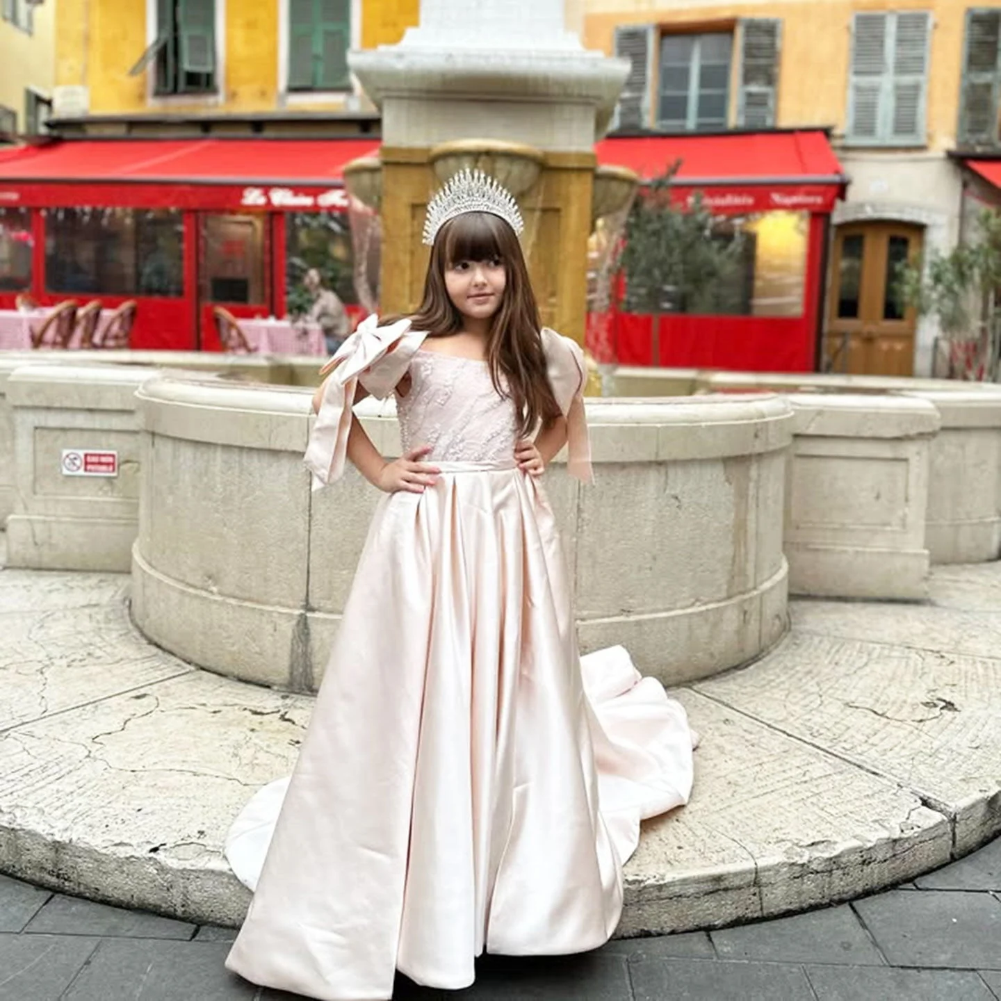 Rosa schulterfreies Satin-Blumenmädchenkleid mit Schleife, Pailletten und Perlenstickerei, Kinder-Festkleid und Abendkleid mit Schleppe für Hochzeiten und Partys