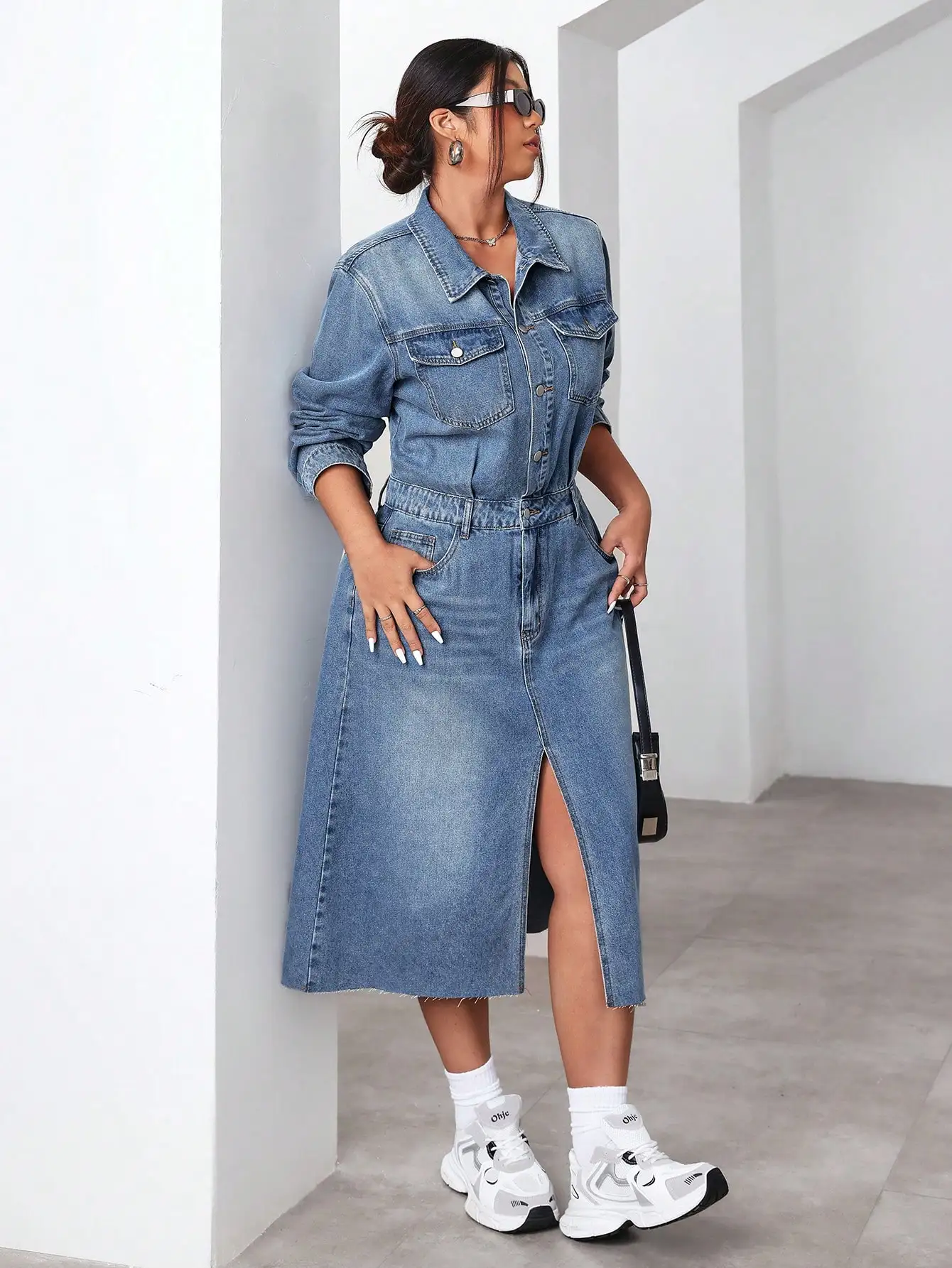 

Женское джинсовое платье-рубашка с длинным рукавом и разрезом спереди, повседневный крой