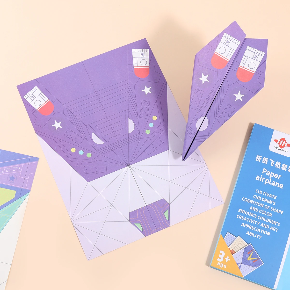 مجموعة من 36 رسمًا توضيحية لطائرة اوريغامي ملونة، تستخدم لإنشاء طائرات ورقية ثلاثية الأبعاد مختلفة (مع دليل تعليمات)