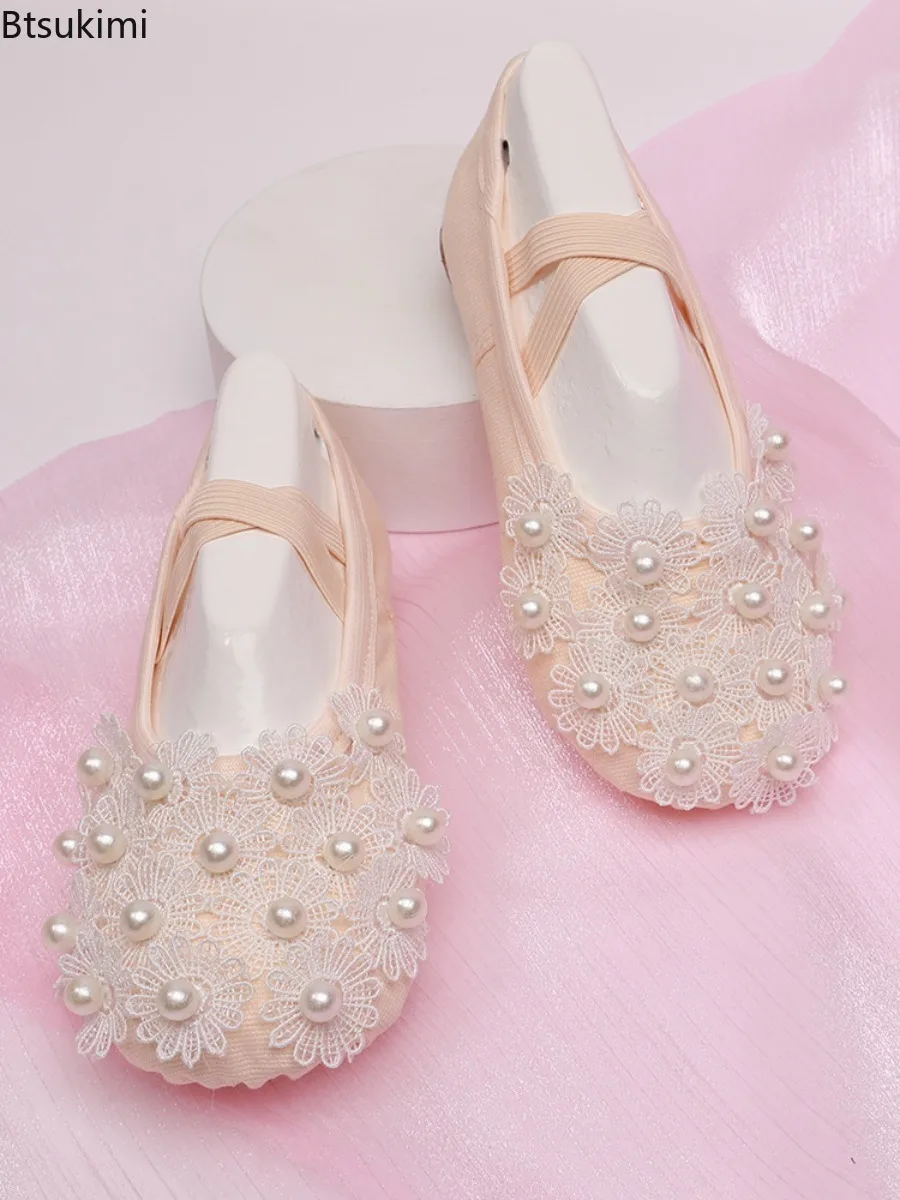 Nowe buty baletowe dla dziewczynek na rok 2025, sznurowane, z kwiatami, perłami, okrągłym noskiem, miękką podeszwą, do ćwiczeń, urocze buty do występów scenicznych.