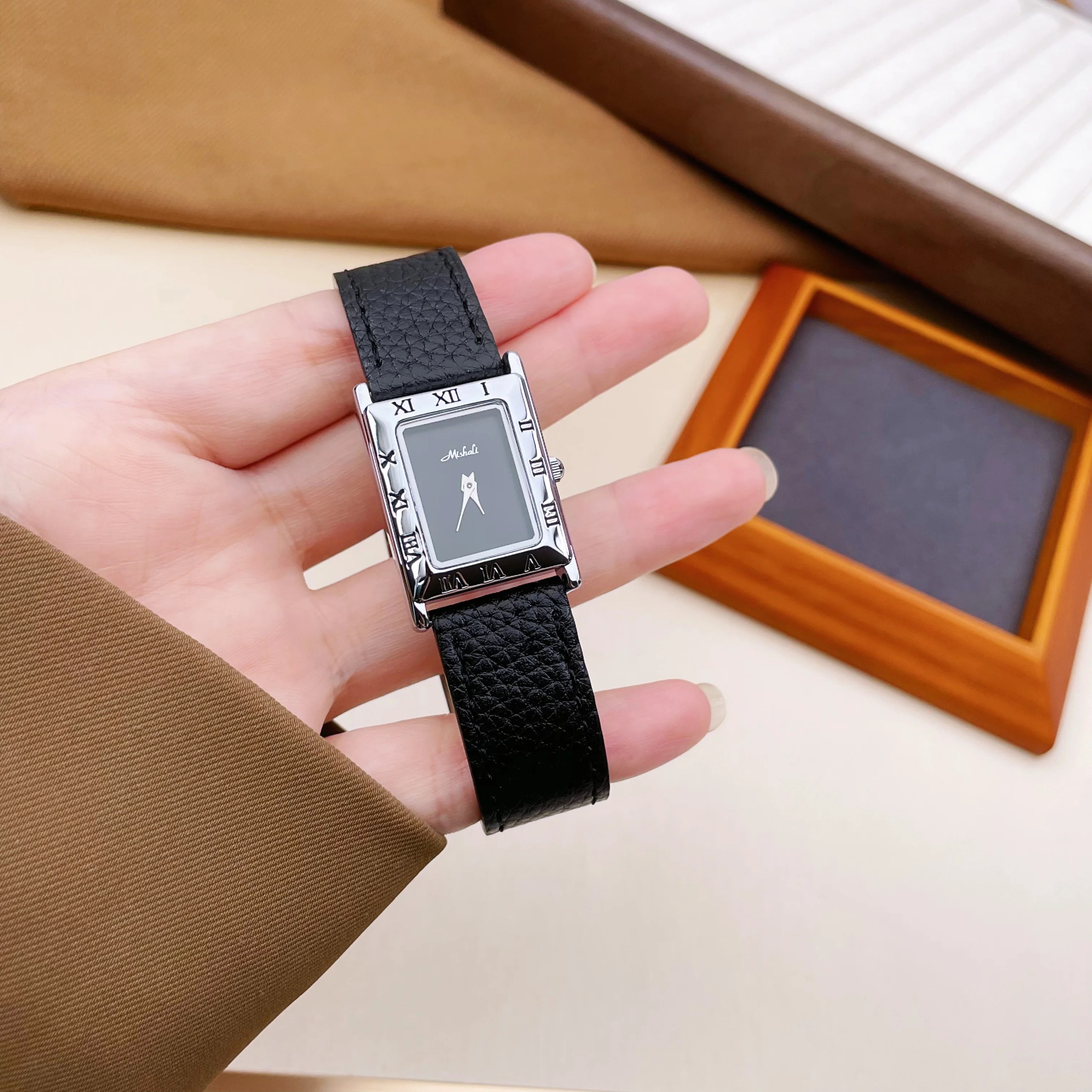 

2026 New Retro Style Leather Strap Rectangular Quartz Women's Watch, High-End Selection, Perfect Gift for Ladies