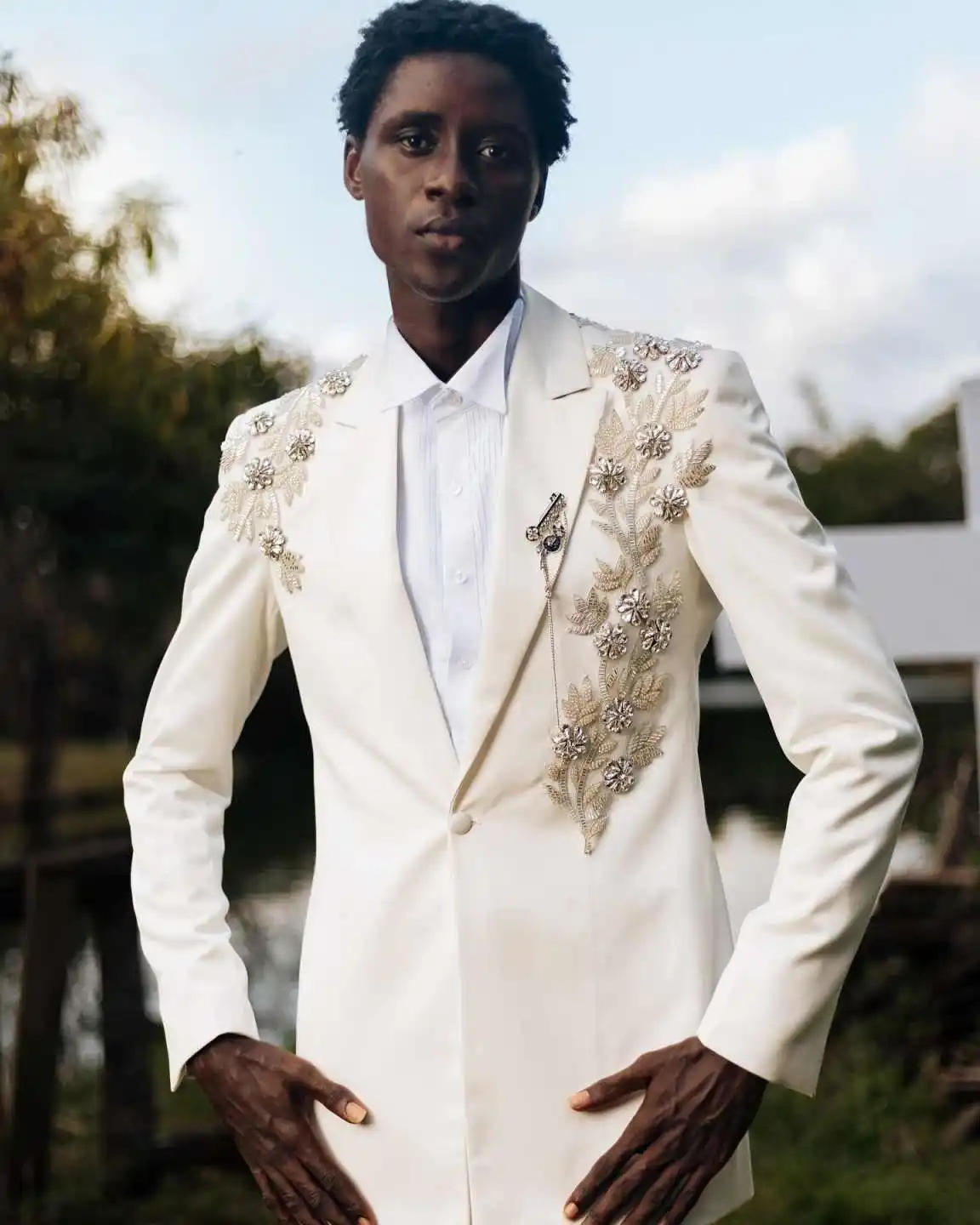 Fashion Customized 2 Pieces Men Suits Peaked Lapel One Button Jacket Tuxedos Appliques Slim Fit Wedding Party Outfits