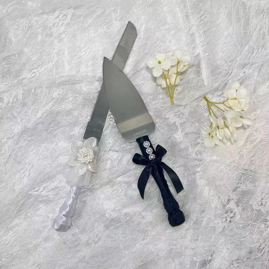Stainless steel cake tableware, decorated with flowers and lace, wrapped in black and white - elegant wedding tools