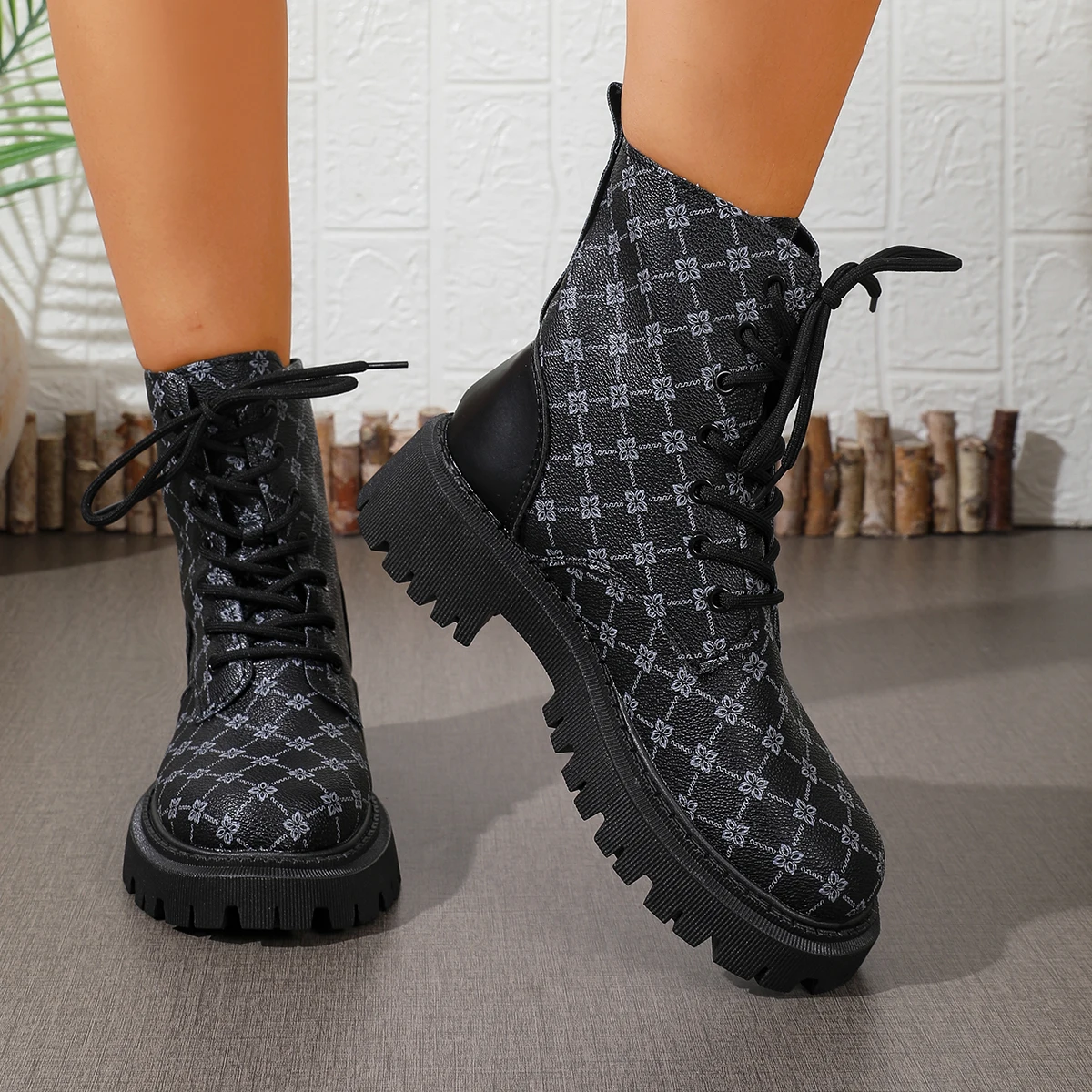 Women Punk Ankle Boots Platform Rose Design Motorcycle Boots Lace Up Block Heel Shoes Flat Comfortable Casual Outdoor Shoes