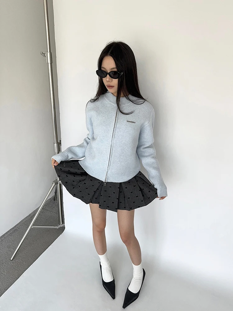 

Синий вязаный шерстяной свитер Meadoitn: мягкий, уютный, с круглым вырезом, стандартной длины, из полиэстера, акрила, шерсти и спандекса.