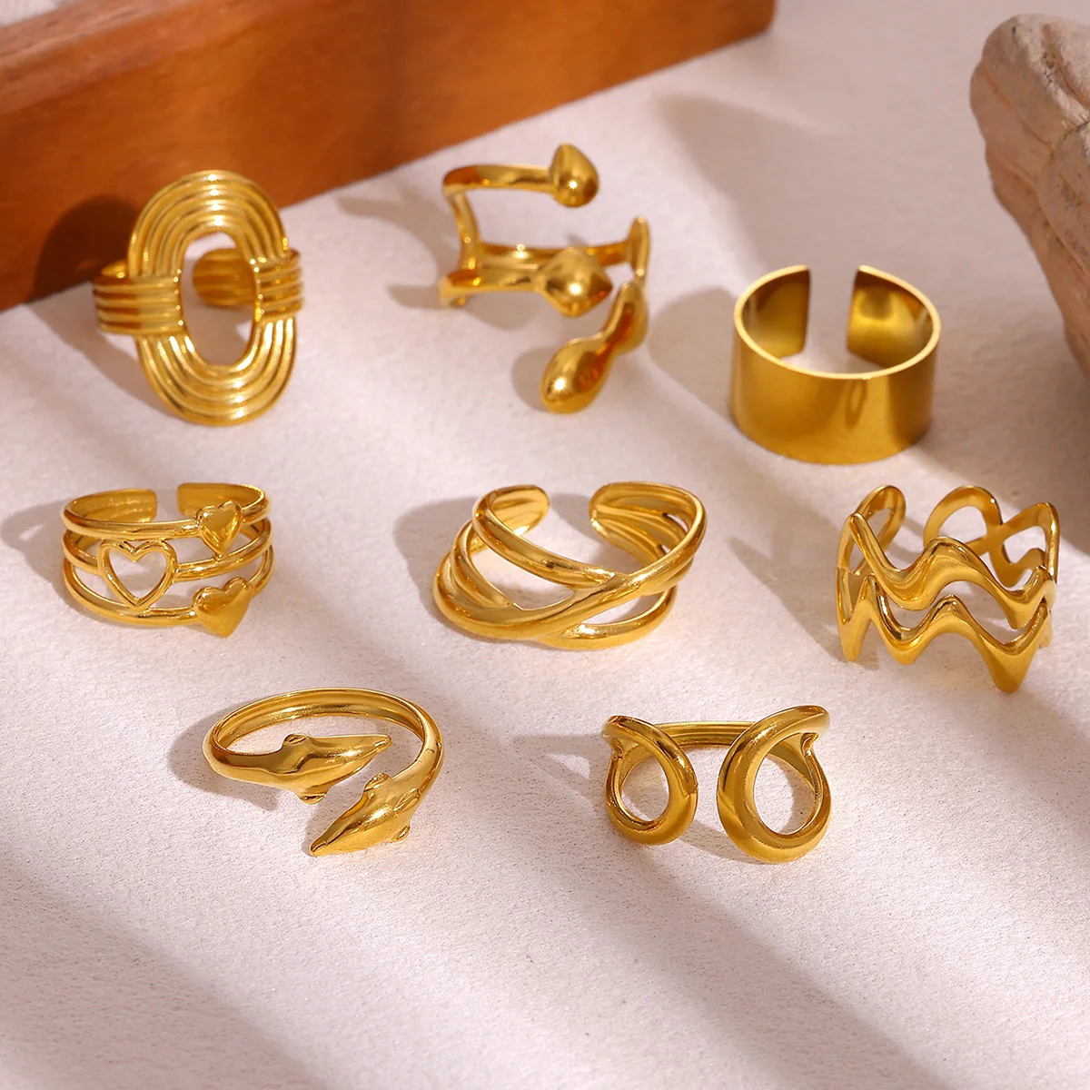 Punk Mode Goldfarbene Ringe für Frauen Unisex Edelstahl Geometrische Wellen-Hohlringe Schmuck Asymmetrische Ringe Party Geschenk