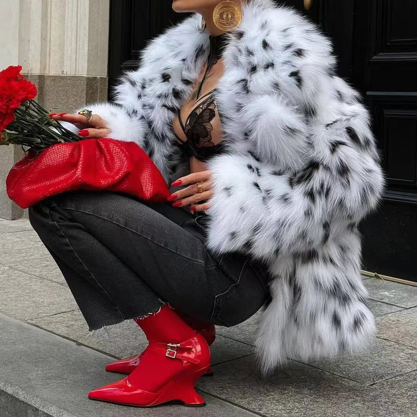 معطف فرو صناعي أنيق للنساء لخريف 2025 وصل حديثًا مطرز باللون الأبيض طويل Sve ort Jaet