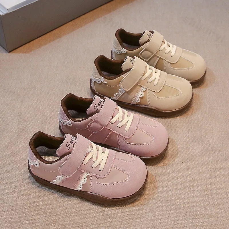 

Детская модная трендовая повседневная спортивная обувь с кружевным дизайном, новинка весны 2025 года, удобные нескользящие кроссовки на плоской подошве с неглубоким горлышком для девочек