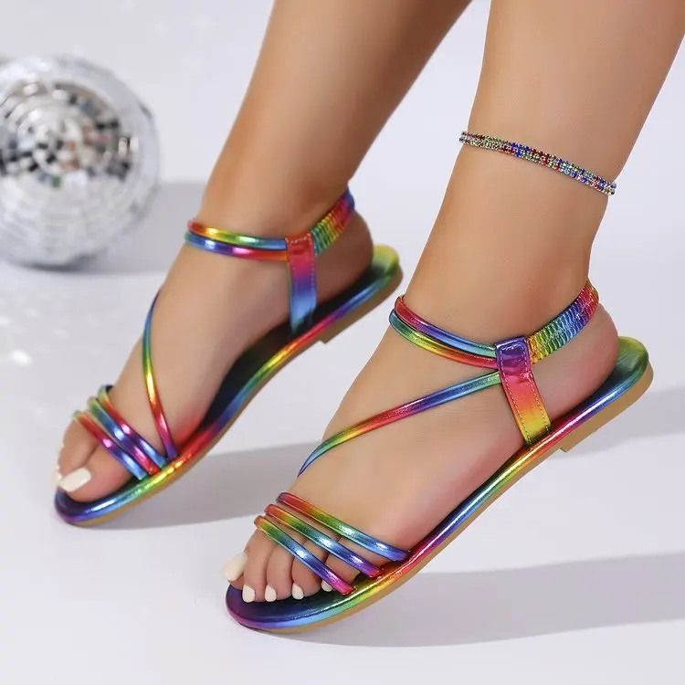 Regenbogenfarbene, metallische, flache Damensandalen, dünne, überkreuzte Riemen, offene Zehenpartie, Knöchelriemen-Sandalen, Sommerschuhe für Partys und den Strand – Detail 1