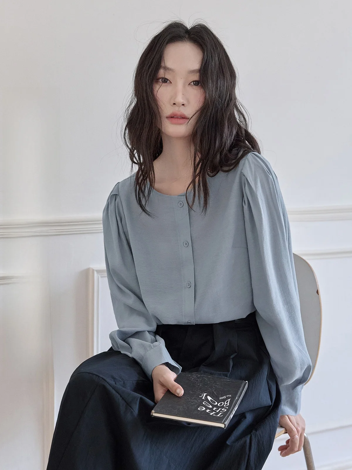 

Элегантная простая шикарная женская блузка с длинным рукавом и круглым вырезом, новая весенняя модель в корейском стиле, дышащая и удобная, для повседневной носки.