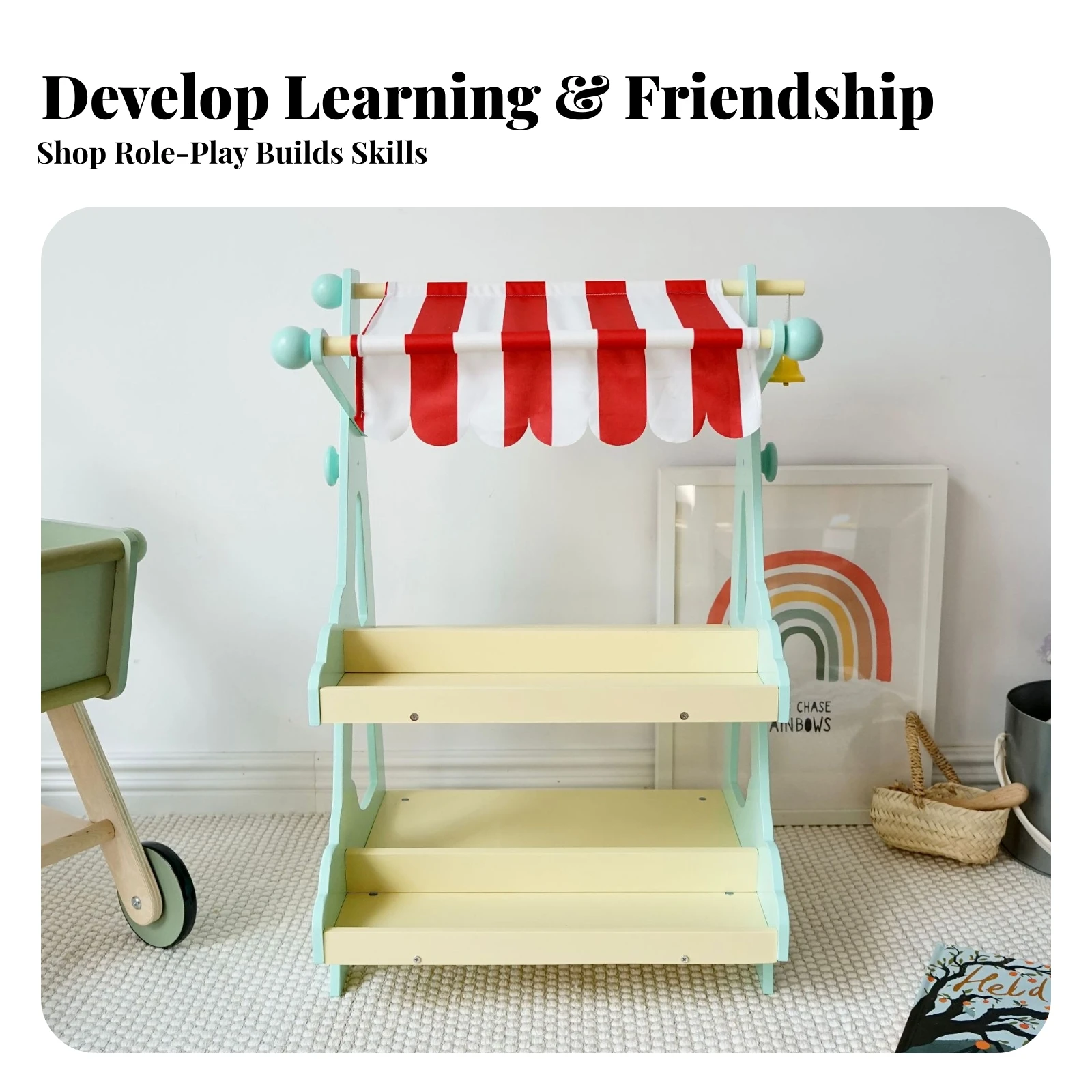 Etal-de-marche-en-bois-pour-enfants-avec-auvent-raye-etageres-de-presentation-et-structure-ouverte