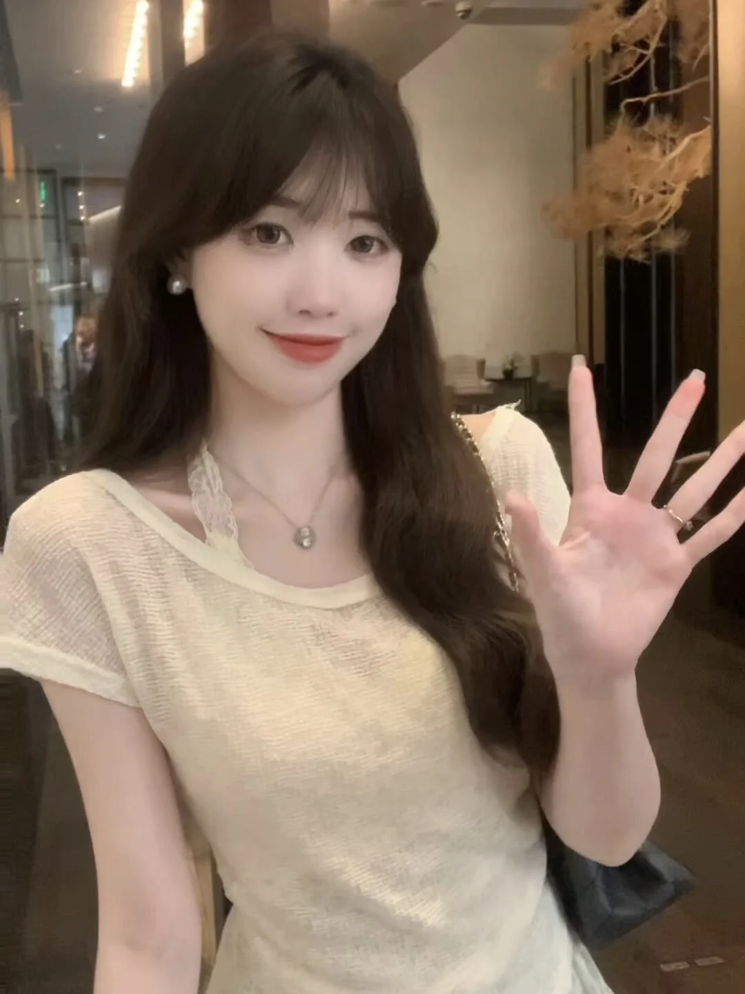 Zestaw dwuczęściowy: top na ramiączkach z koronkowym wykończeniem i bluzka z odkrytymi ramionami, letni, z wyczuciem stylu.