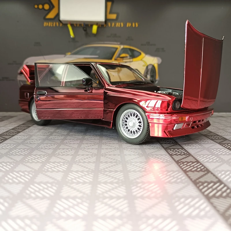 1:24 BMW M3 liga modelo de carro decoração, portas e capô do motor, porta-malas pode ser aberto tem funções de som e iluminação simuladas