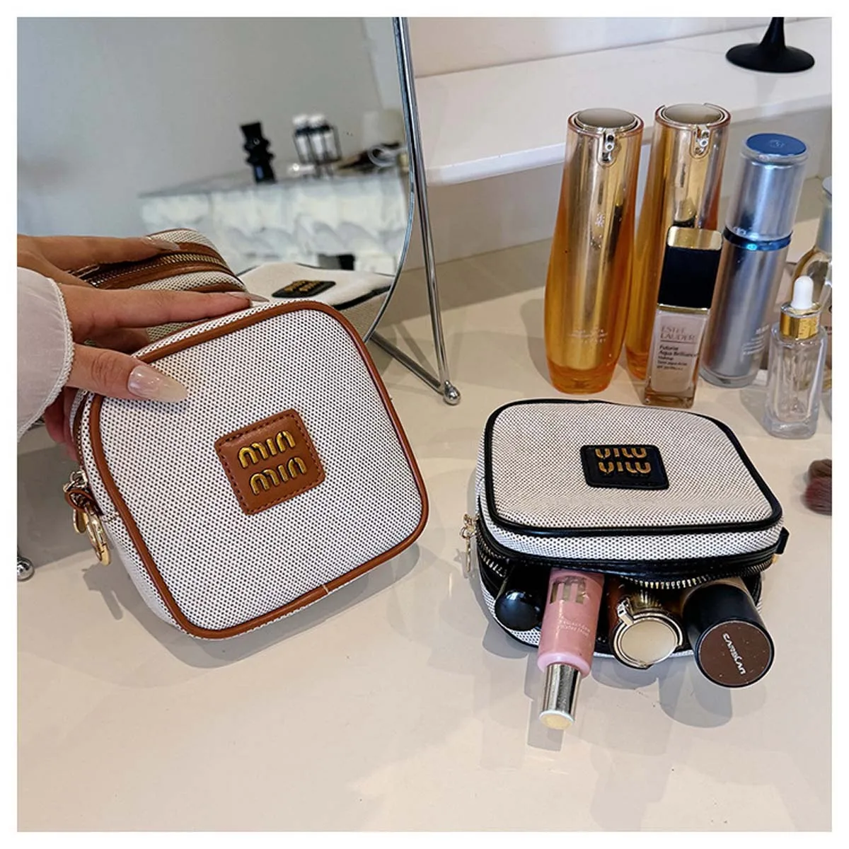 

The new metal logo cosmetic bag retro canvas hand-held storage bag toiletry bag and small square bag are fashionable and simple