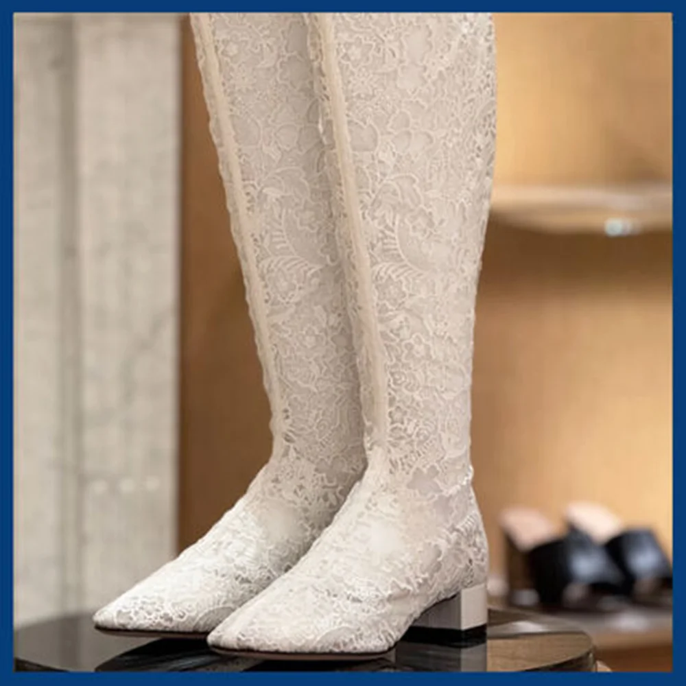 أحذية عاجية من الدانتيل فوق الركبة بكعب منخفض أنيق بمقدمة مدببة أحذية قماشية معقدة شفافة لمظهر الزفاف غريب الأطوار