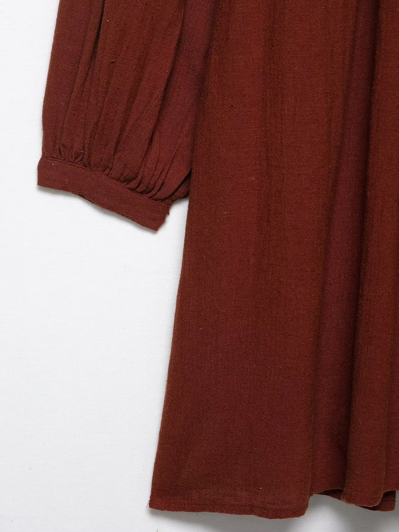 2025 Primavera y verano de manga larga para mujer Vestido corto con borlas con cordones y cuello en V vestidos bordados sueltos Casual vestido de vacaciones en la playa