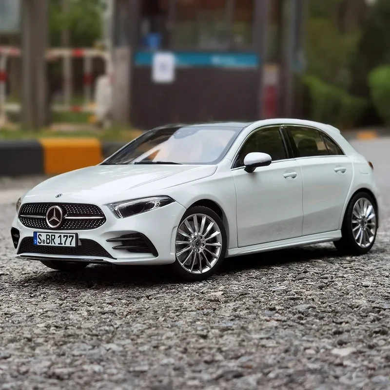 Diecast 1/18 Scale Mercedes Benz A-class GLA A180 AMG Alloy Car Model Classic Collectible Ornaments Gifts for Boys