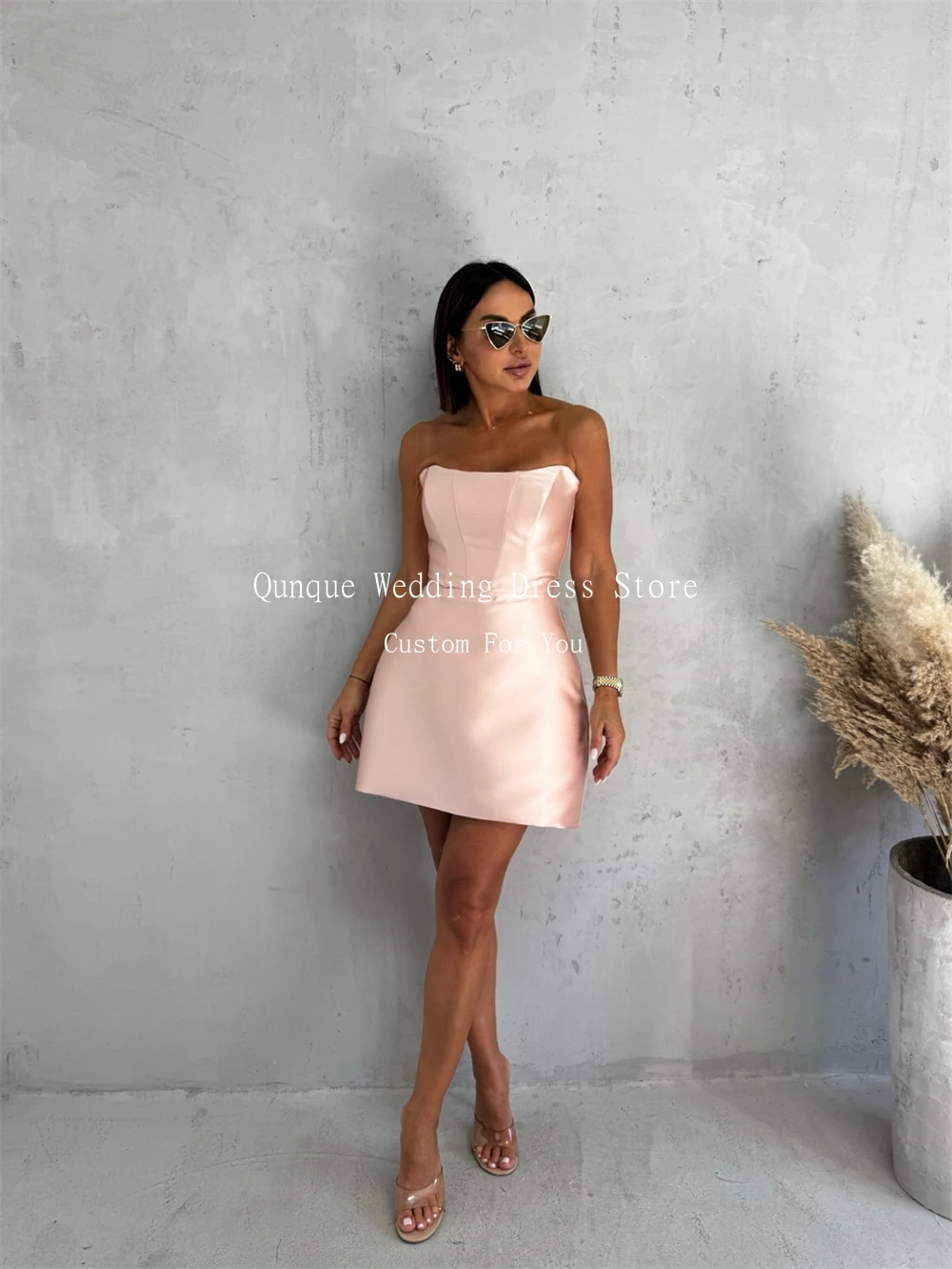 Qunque 짧은 새틴 댄스 파티 드레스 섹시한 끈이 없는 미니 홈 커밍 드레스 칵테일 파티 가운 코르셋 백 로브 드 소와레 맞춤형