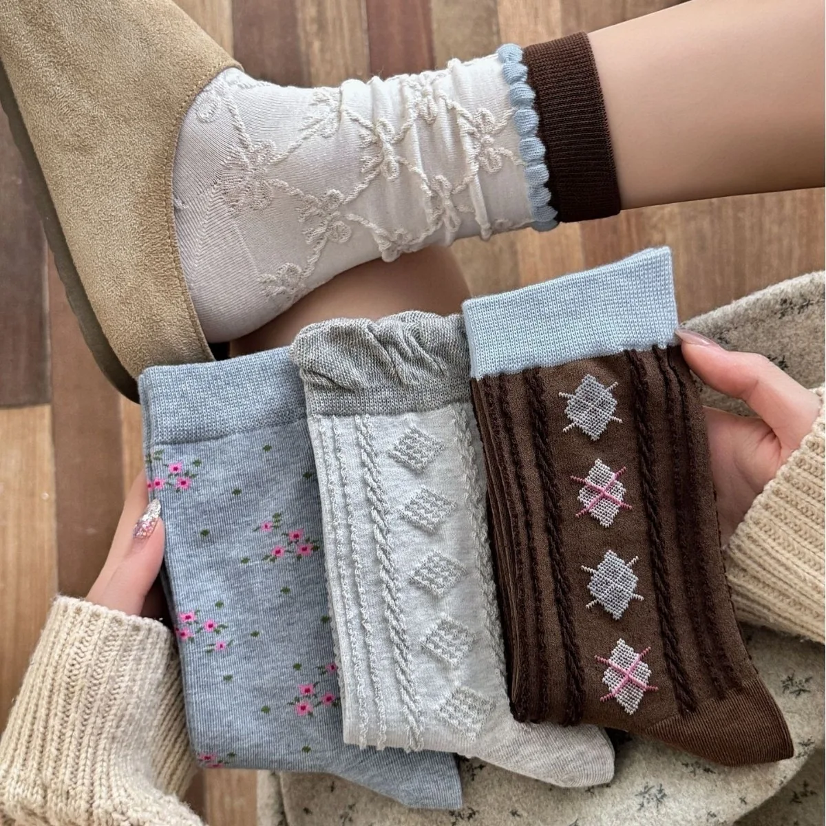 Floral Women's Cotton Socks 2026 New Autumn and Winter Embossment Rhombus Long Socks Contrasting Color Retro Medium Tube Socks
