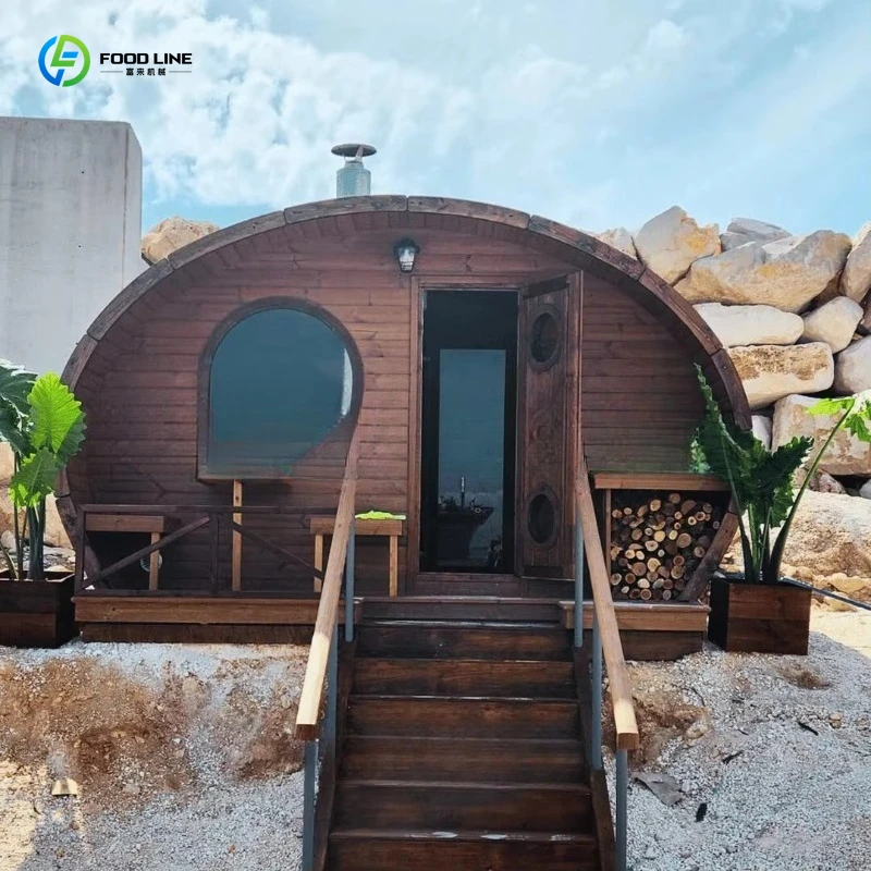 

Индивидуальная уличная бочковая сауна с традиционной дровяной печью для оздоровительного отдыха в деревенской обстановке