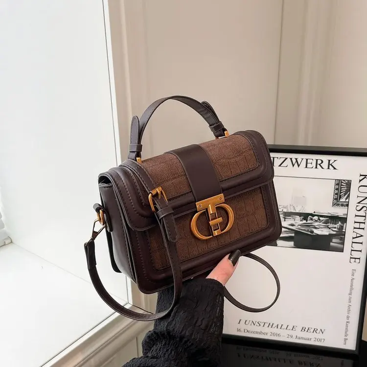 

Стильная сумка-шоппер для женщин с элегантным парижским шармом и логотипом, включает в себя вместительный внутренний отдел для подгузников.