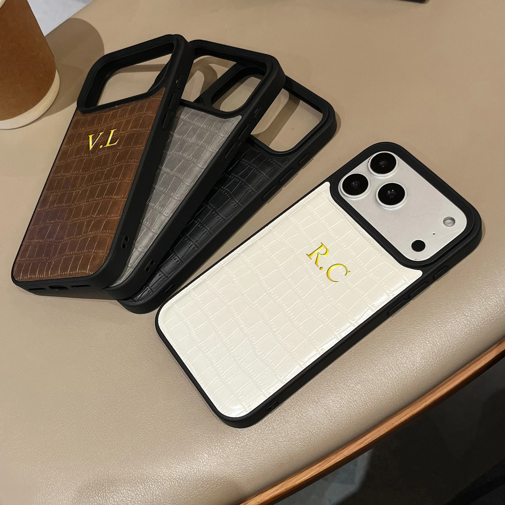 Maßgefertigte Luxus-Hülle mit Krokodilmuster aus Kunstleder für iPhone 18 17 16 15 14 13 12 11 Pro Max Plus Air mit Heißgoldfolienprägung – Detail 2