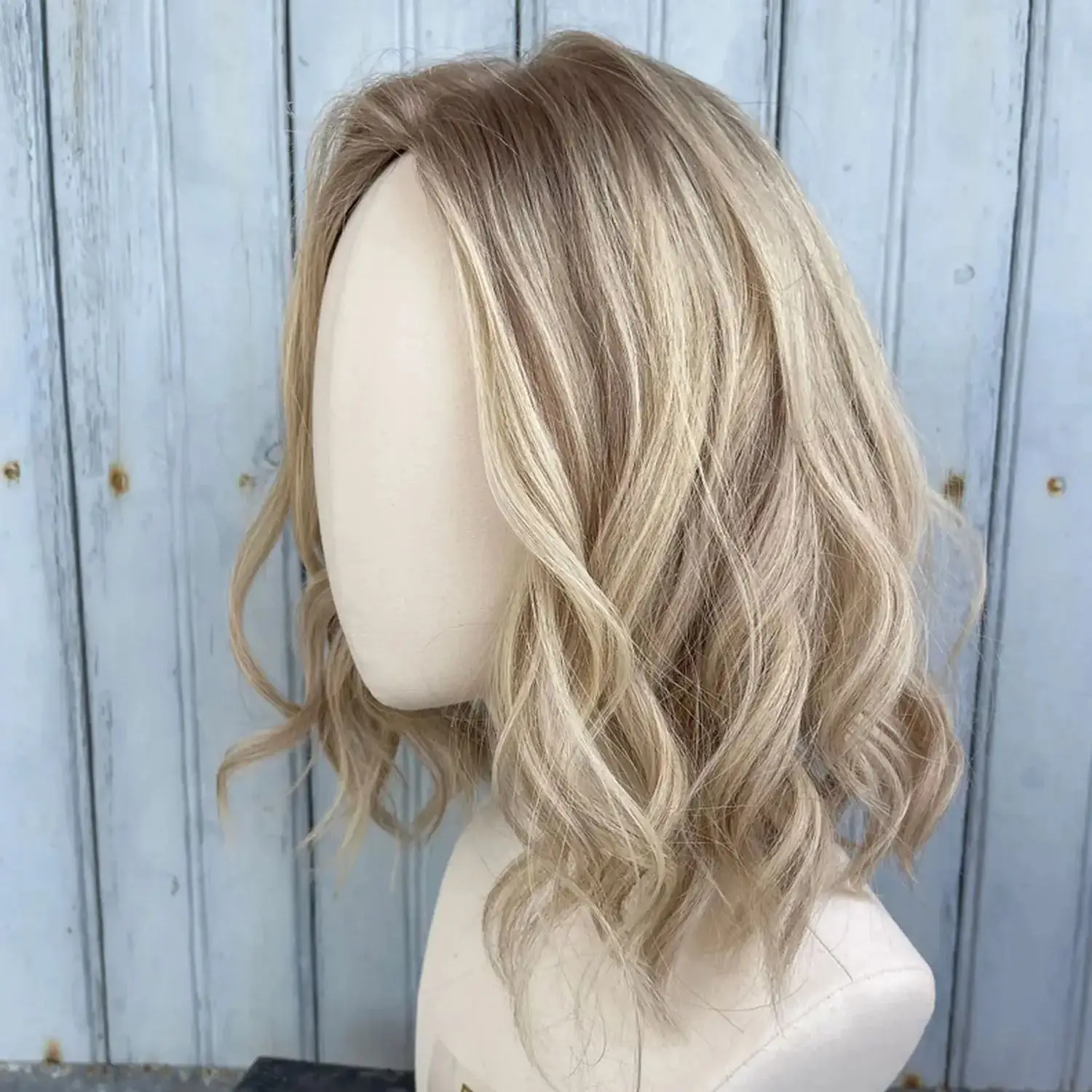 short-ombre-ash-blonde-synthetic-lace-top-wigs-highlights-shadow-roots-natural-hairline-loose-wave-ladies-wig-heat-resistant