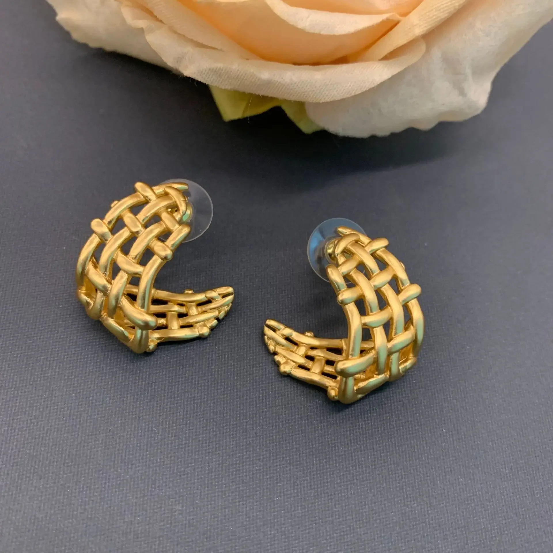 

Fashionable Metal Woven Contort Ear Stud Women Simple Versatile Personality Geometric Design Retro Style Daily Wear Jewelry Gift