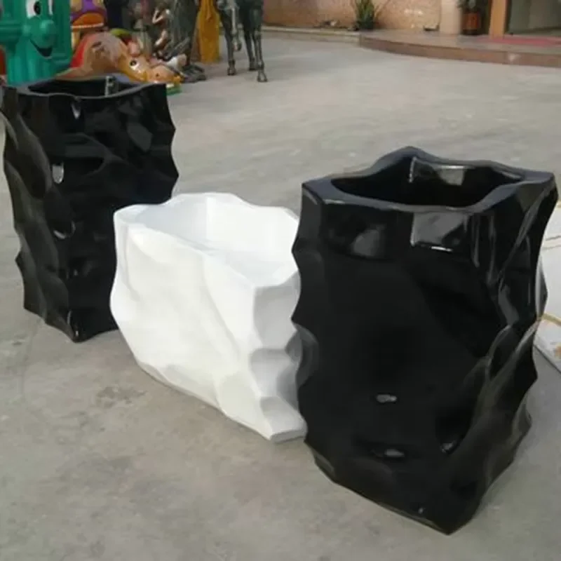 Large Durable Indoor Outdoor Art Decoration Custom Black and White Fiberglass Odd Square Flowerpot Vase Resin Crafts Planter