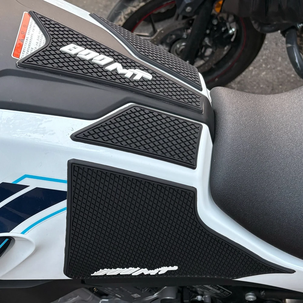 ل CFMOTO 800MT 800 MT 800 mt خزان للدراجة النارية وسادة تثبيت مكافحة زلة ملصق الغاز قبضة الركبة حامي 2020 2021 2022 2023 2024