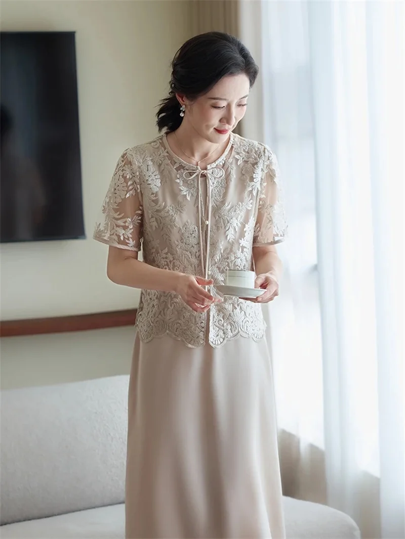 

Женский комплект 2025 г., весеннее новое корейское издание, свободная модная юбка для мамы, кружевное платье в западном стиле с короткими рукавами, комплект из двух предметов