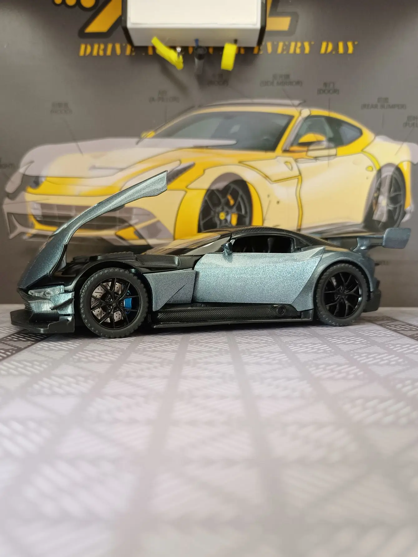 1:32 simulation Aston Martin Vulcan alloy car model, doors and engine hood, trunk can be opened with sound and light, sports car