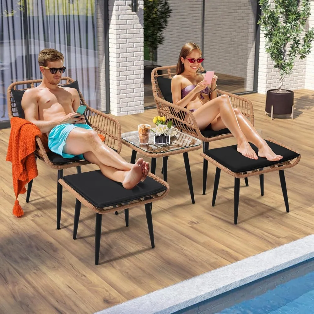 5-teiliges Bistro-Terrassenmöbel-Set aus Korbgeflecht, inklusive 2 Stühlen, 2 Ottomanen und Beistelltisch, ideal für Veranda, Balkon