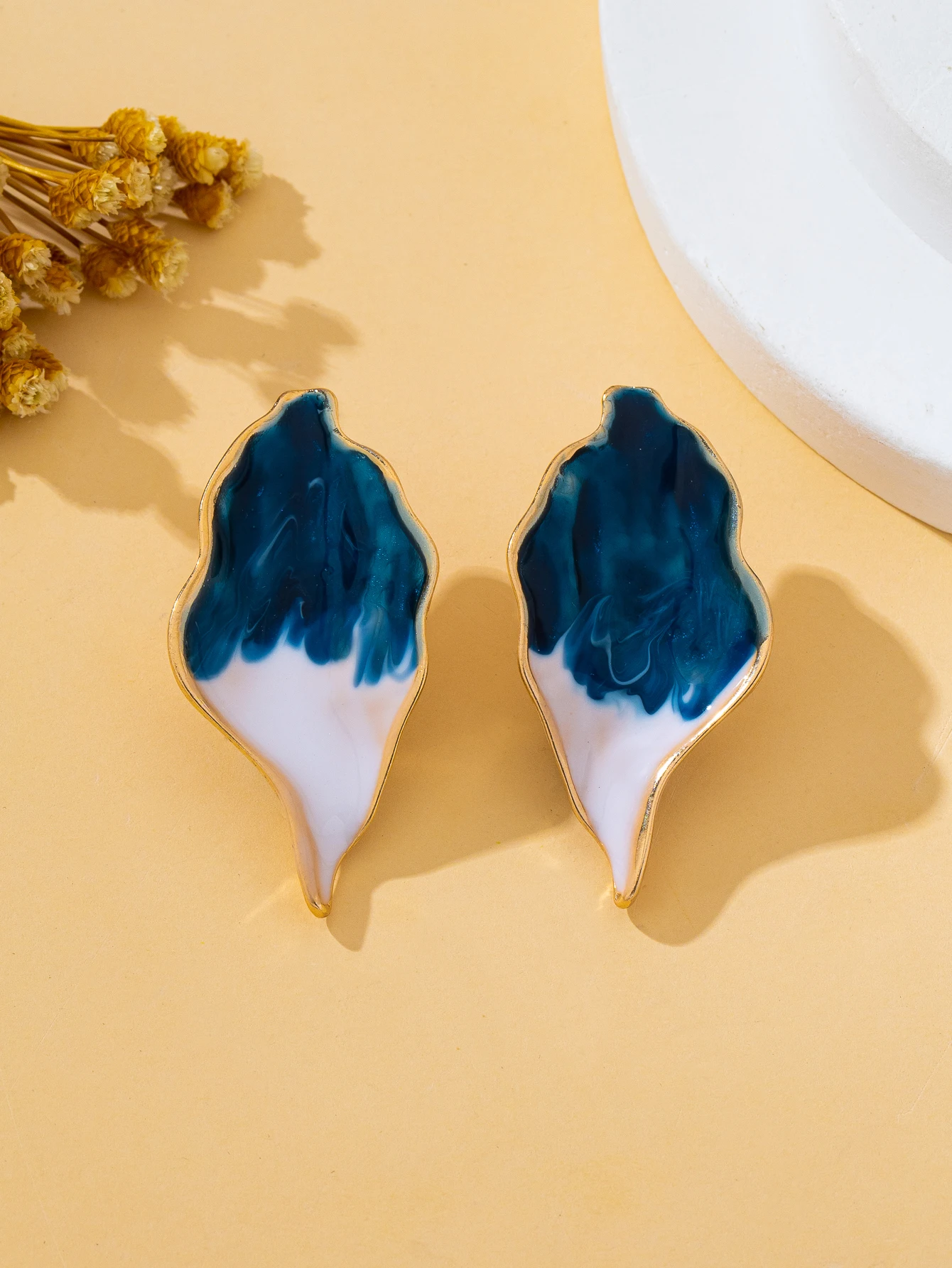 Abstract Irregular Leaf-Shaped Oil-Drip Dangle Earrings for Women, Gold-Edged Blue and White Gradient Fluid Oil Painting Style Exaggerated Earrings, Trendy Everyday Party Beach Earrings