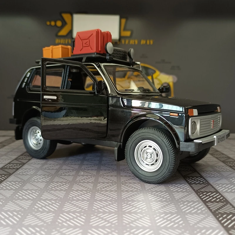 Modelo de coche de aleación de simulación 1:24, colección de adornos, puerta que puede abrir sonido y luz, vehículo todoterreno, regalo