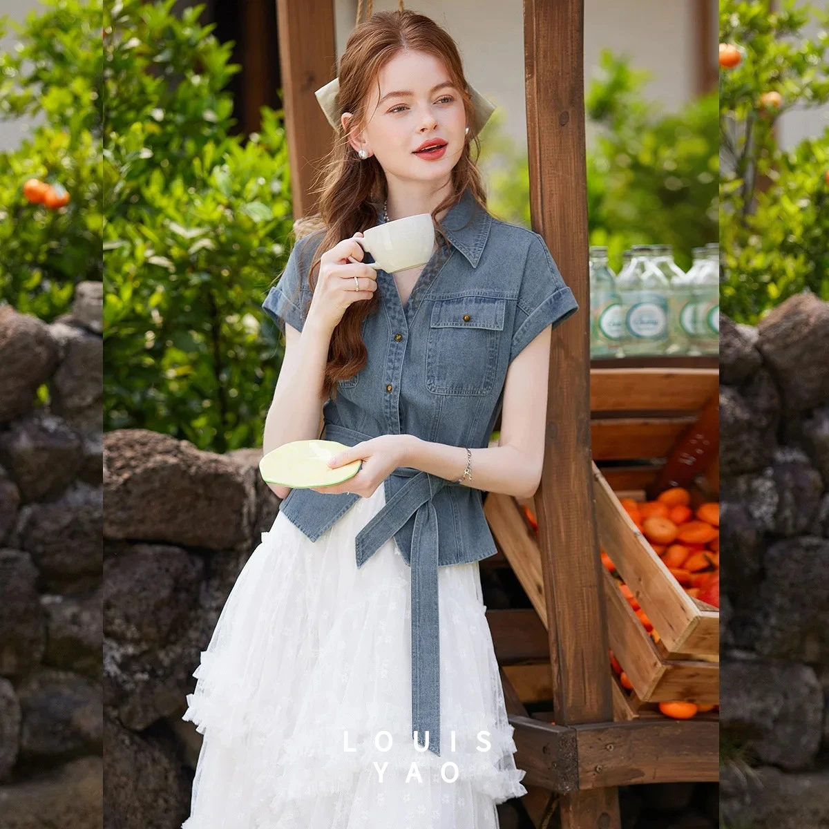 

Женская джинсовая рубашка LOUISYAO с коротким рукавом, летняя повседневная блузка 2026 года с отложным воротником, съемным поясом и металлическими пуговицами