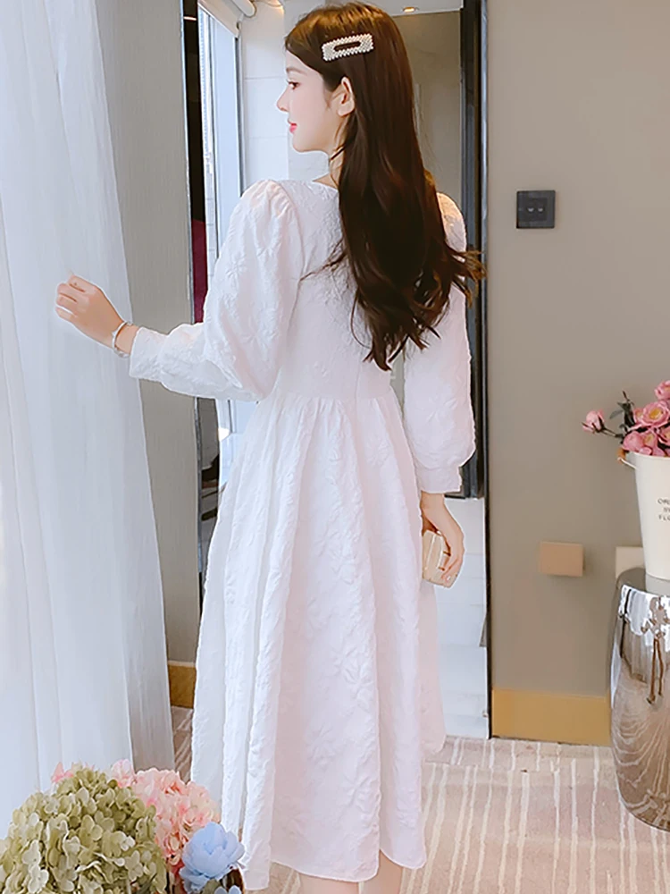 เดรสยาวแขนยาวคอเหลี่ยมลายแจ็คการ์ดสีขาวสไตล์ฤดูใบไม้ร่วงสำหรับผู้หญิง ดีไซน์หรูหรา สวมใส่สบายๆ อยู่บ้าน แฟชั่นเกาหลี 2025 ทรงเข้ารูป