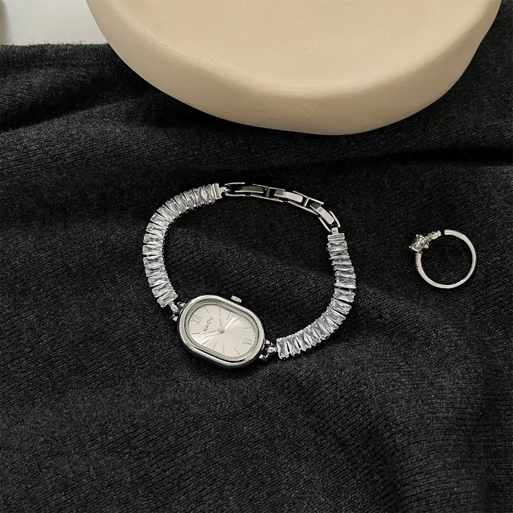 Vintage Oval Dial Bracelet Watch Elegant Alloy Quartz Watch Hidden Buckle Design Gift Wristwatch for Women