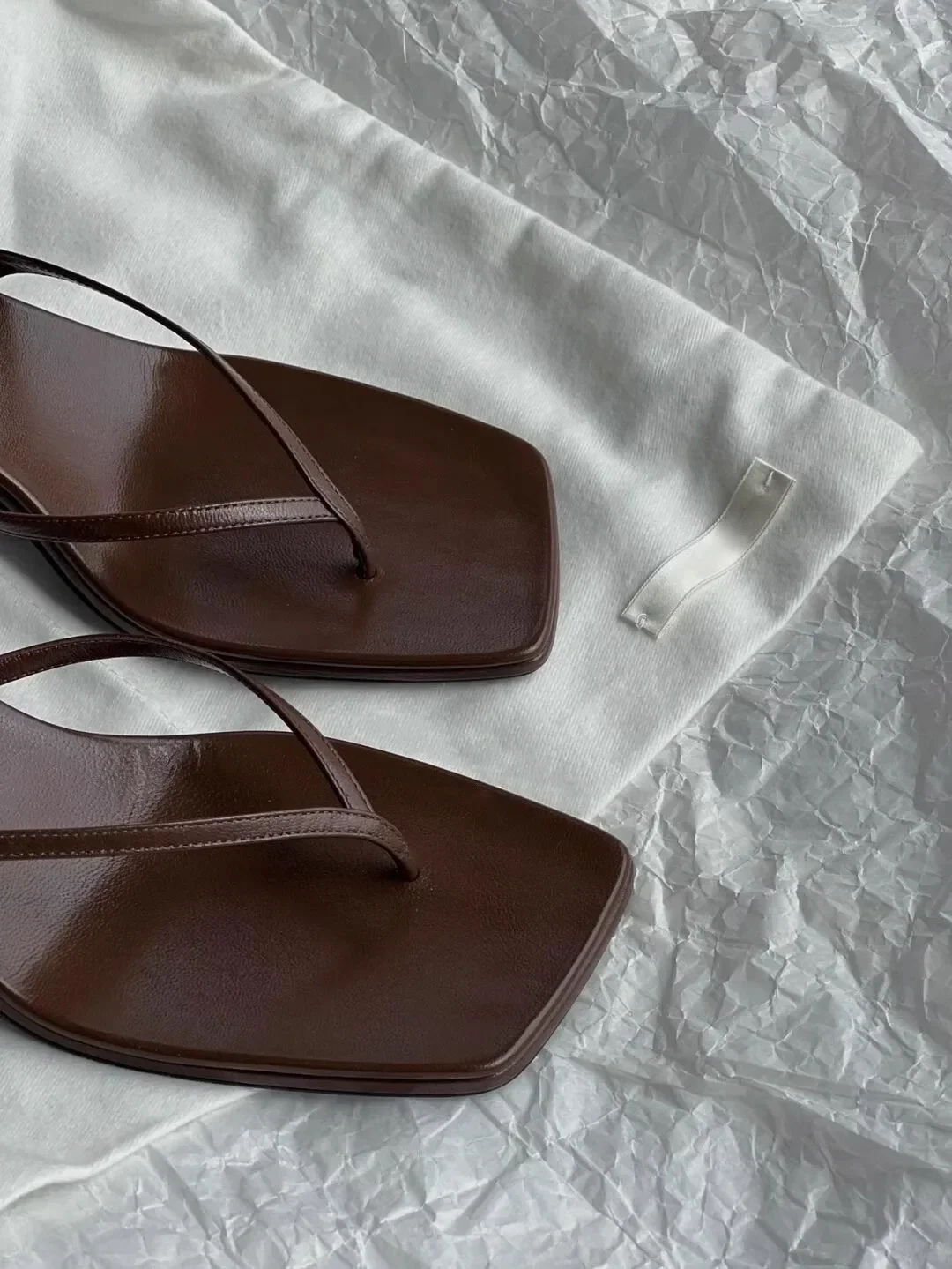 Retro Eckige Zehenpartie Clip-Toe Sandalen mit Kitten Heel und Rückenriemen in Braun, Schlichter Französischer Stil, Sexy Modische Damenschuhe für Sommer und Freizeit – Detail 21