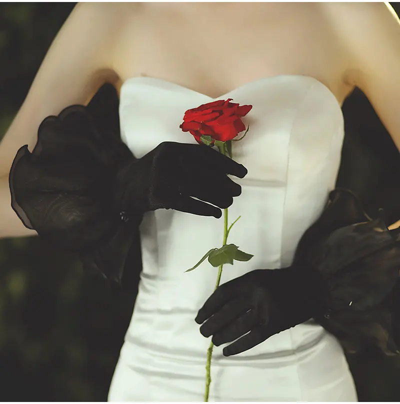 Guantes de novia de satén negro gótico para boda, borde de volantes de tul, dedo, muñeca, accesorios de dama de honor, corto