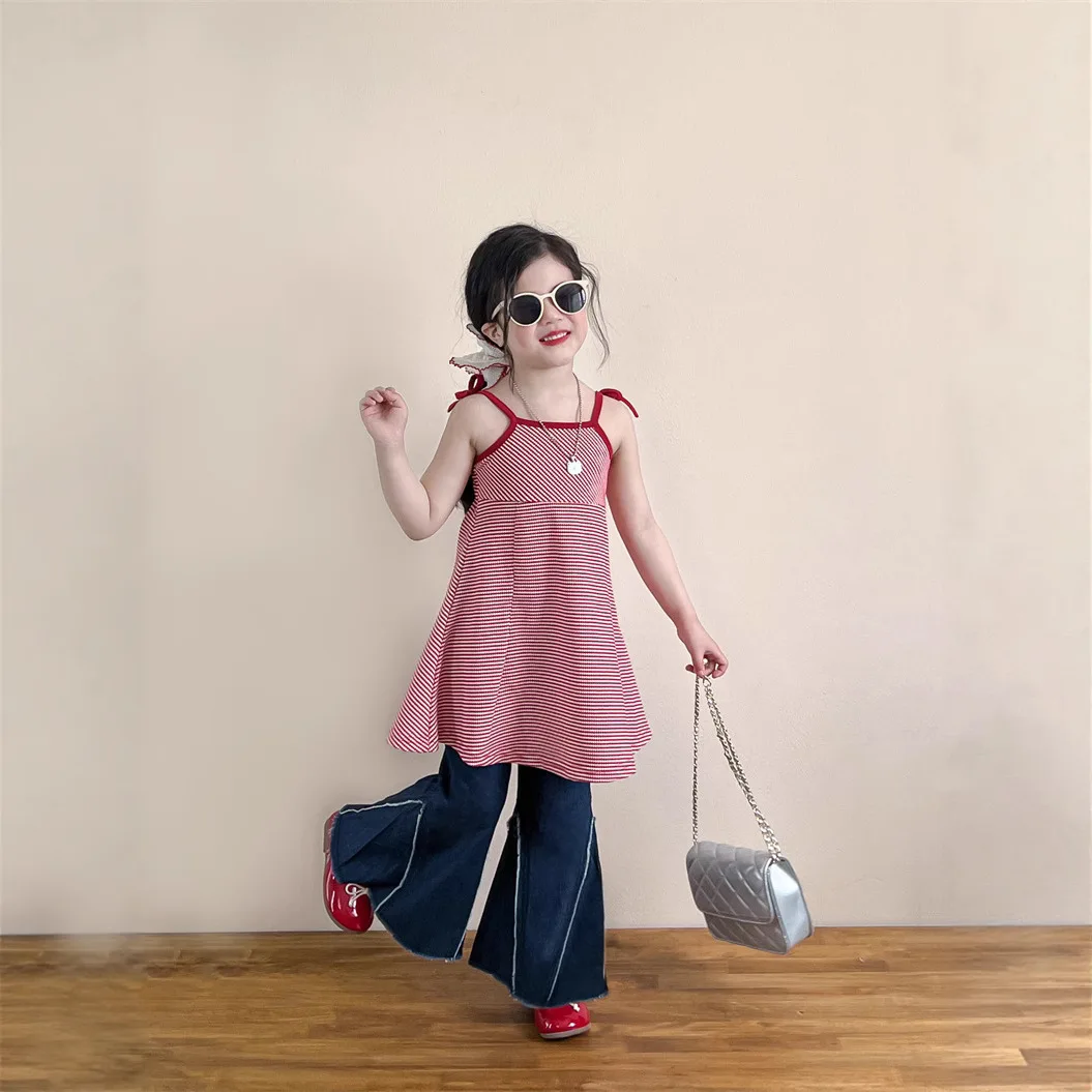 بدلة بناتي لصيف 2025 ملابس أطفال جديدة للفتيات الصغيرات تنورة بحمالات بفيونكة مجوفة من الخلف بحافة فروي سراويل جين متوهجة مجموعتين #1