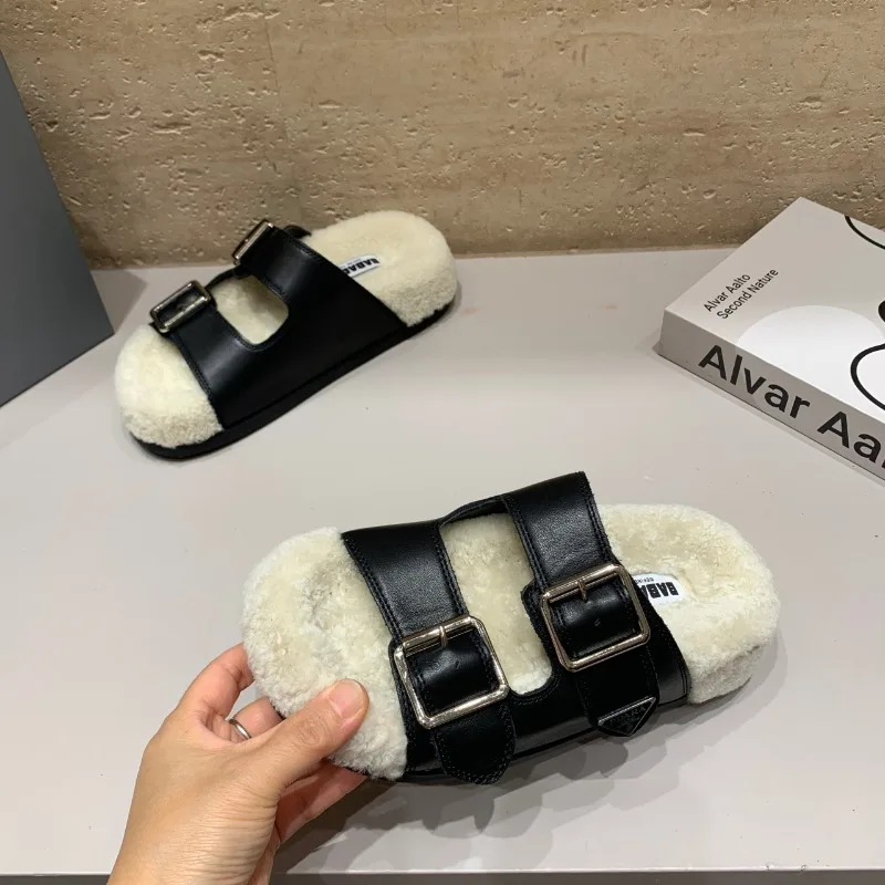 الفراء النساء النعال الشقق صنادل أرضية أحذية امرأة الموضة صيف 2025 الاتجاه أحذية رياضية المفتوحة تو الوجه يتخبط