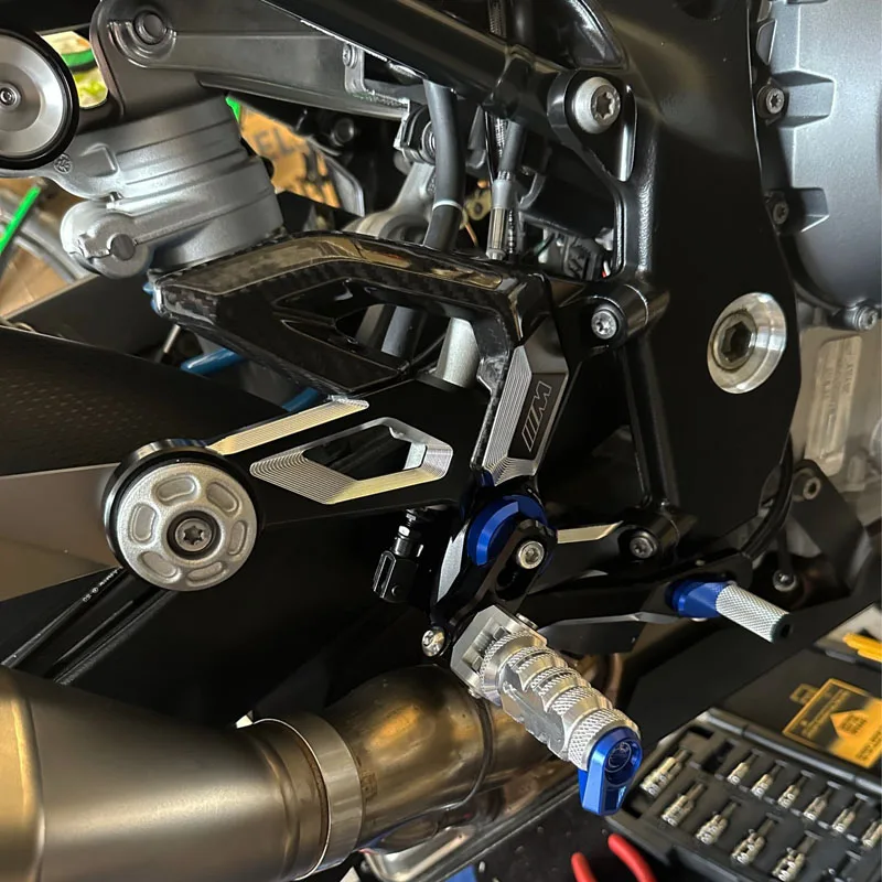 S1000R footrest noha kolíčky pro bmw S1000R M1000R 2021-24 uhlík vlákno pata blatník zajišťovač rearset