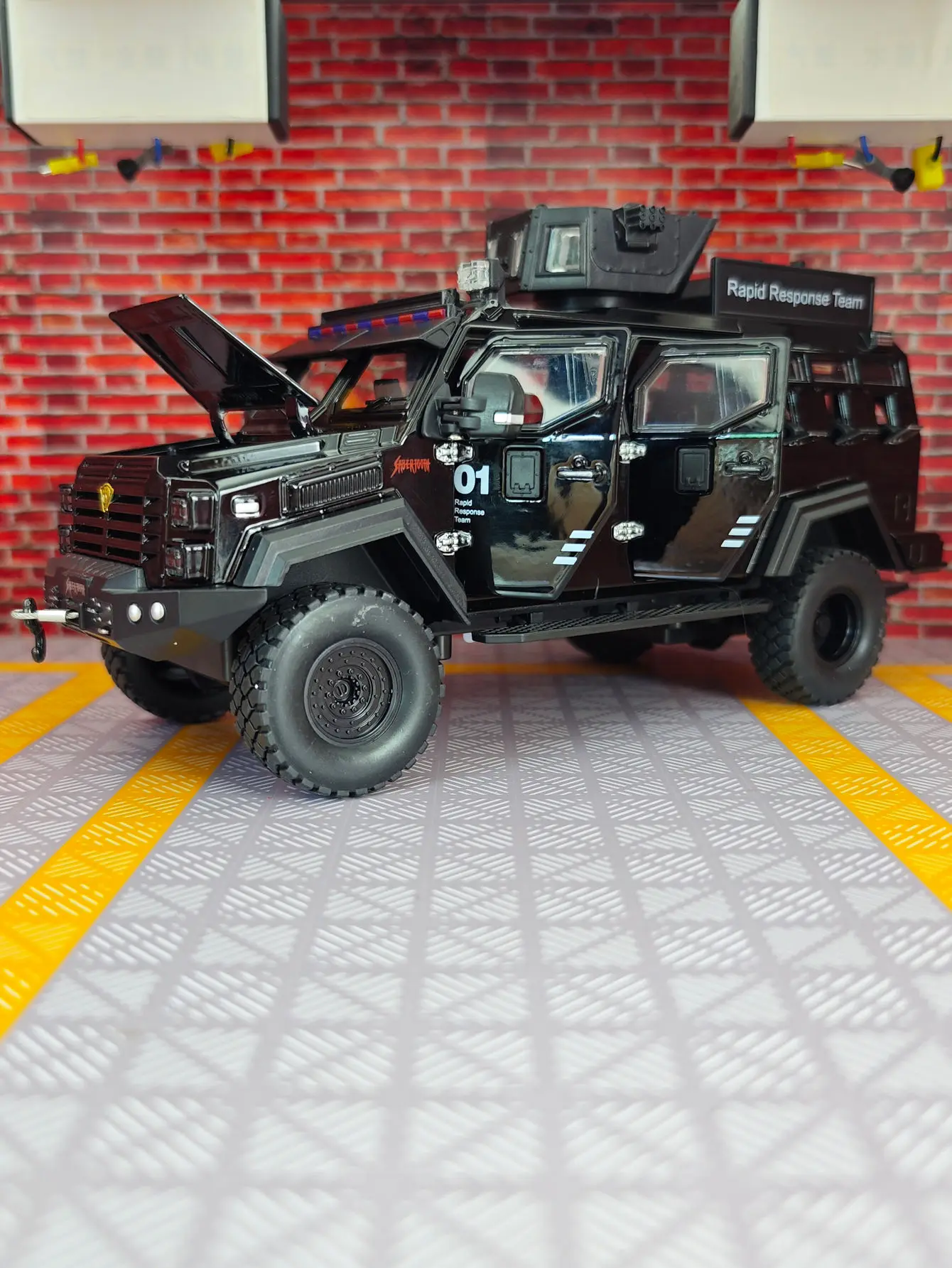 

Модель бронированного внедорожника-тигроногого тигра в масштабе 1:24, из сплава, с открывающимися дверями, высококачественная работа.