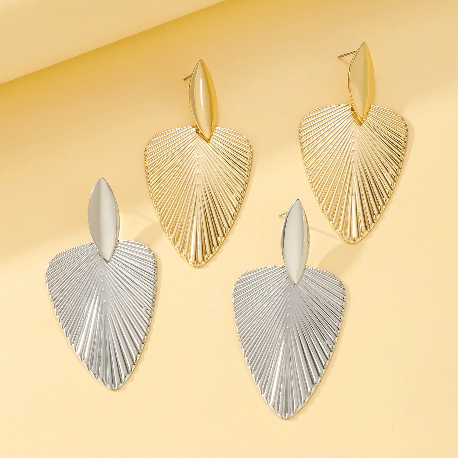 Exaggerated Gold Color Large Fan Leaf Earrings For Women Metal Earing Jewelry 2026 Trending New Women\'s Leaf Texture Earrings