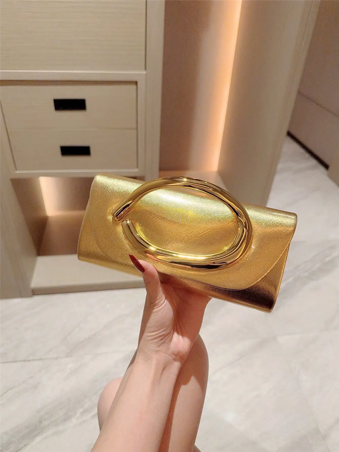 

Золотистый блестящий мини-клатч-конверт с овальной металлической ручкой для вечерних мероприятий