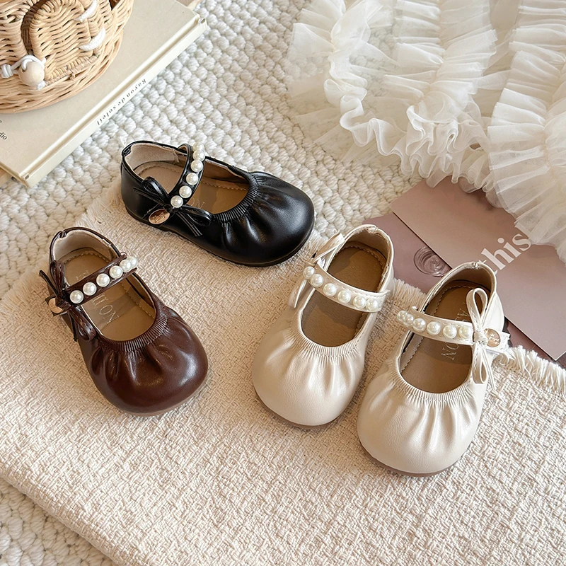 Baby Girls Retro Style Leather Shoes with Beaded Bow 2026 New Spring Toddler Ballet Flats Soft Sole Simple Elegant Party Shoes