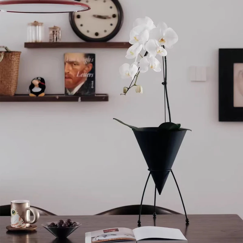 

Minimalist Black Plant Shelves Tripod Metal Flower Stand Modern Circular Cone Shaped Display Shelf Creative Succulent Pot Holder