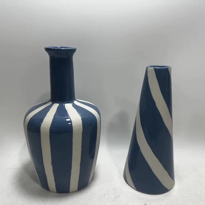Moderne weiß-blaue Keramikvase, vasenförmiges Hochzeits-Tischdekor für Bücherregale
