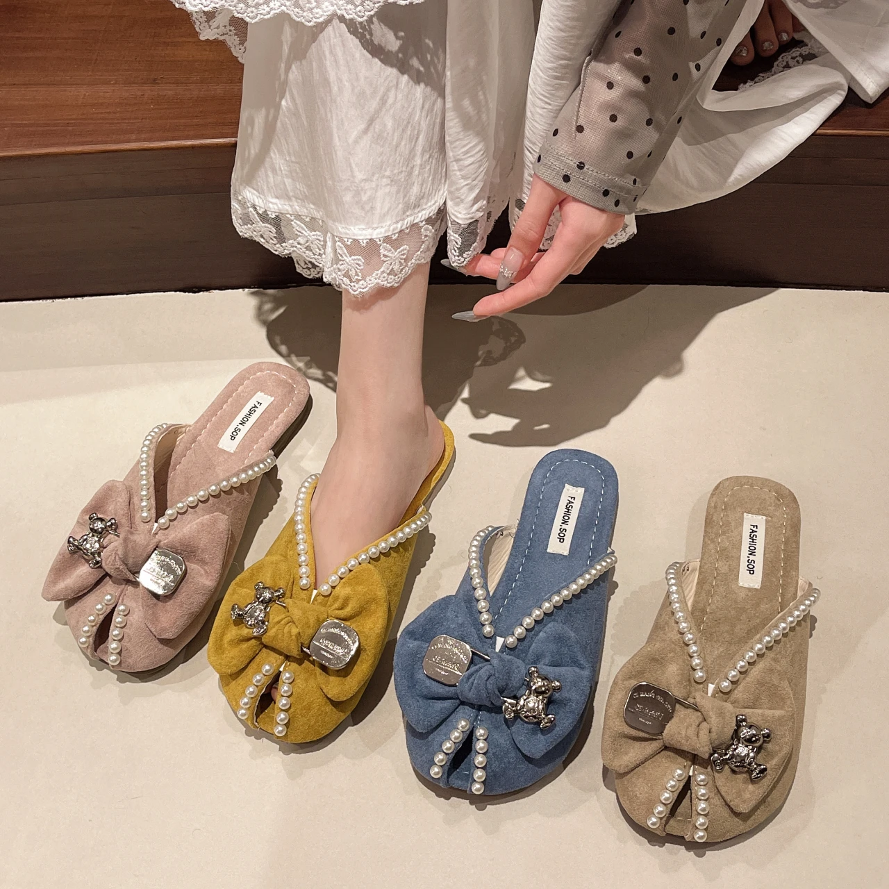 

Female Bow Decorative Baotou Slippers Spring and Summer Trend Round Beads Decorative Flat Bottom Comfortable Shallow Slippers.